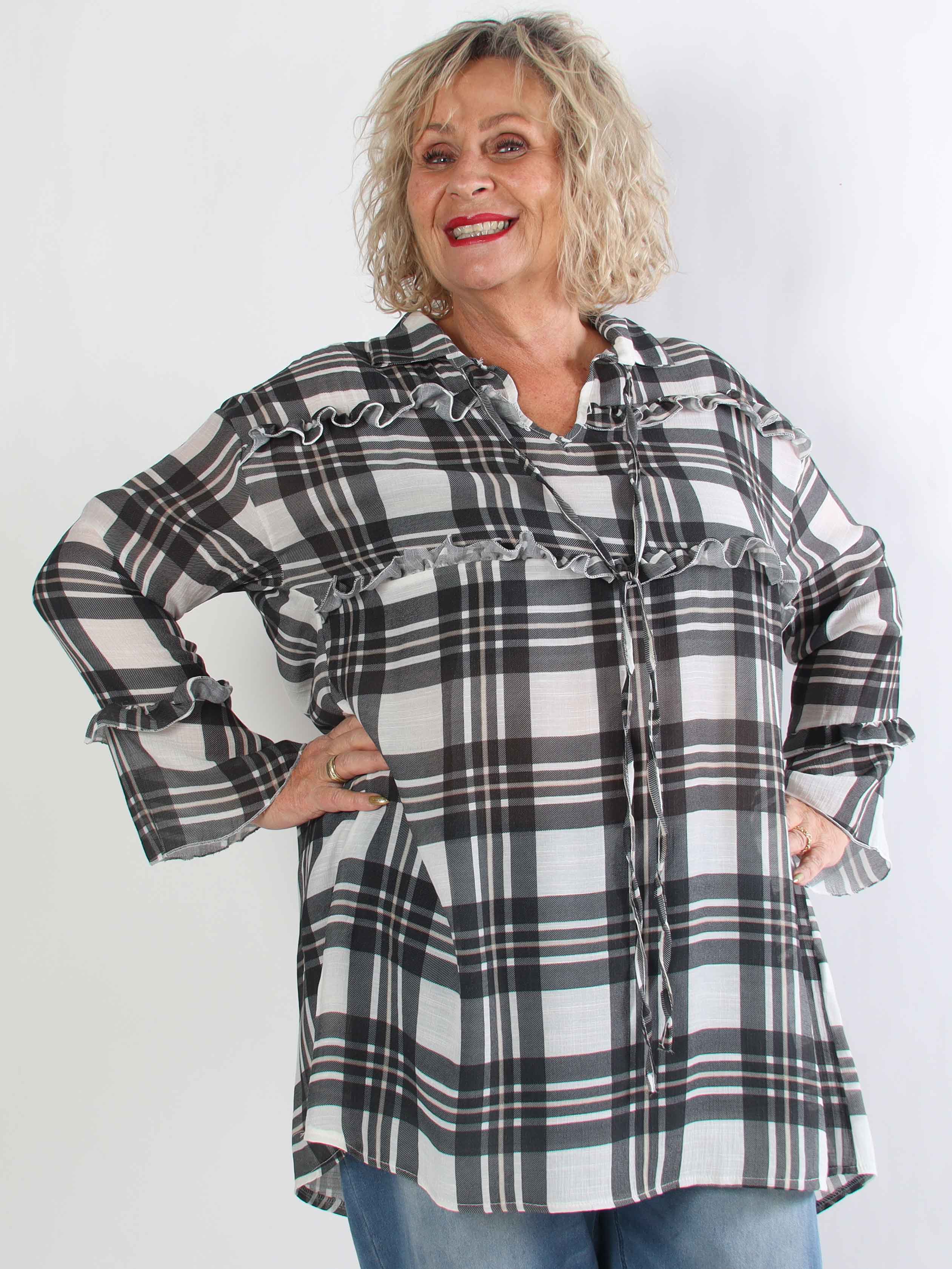 Yanira - Ternet plus size tunikakjole i viskose med flæser